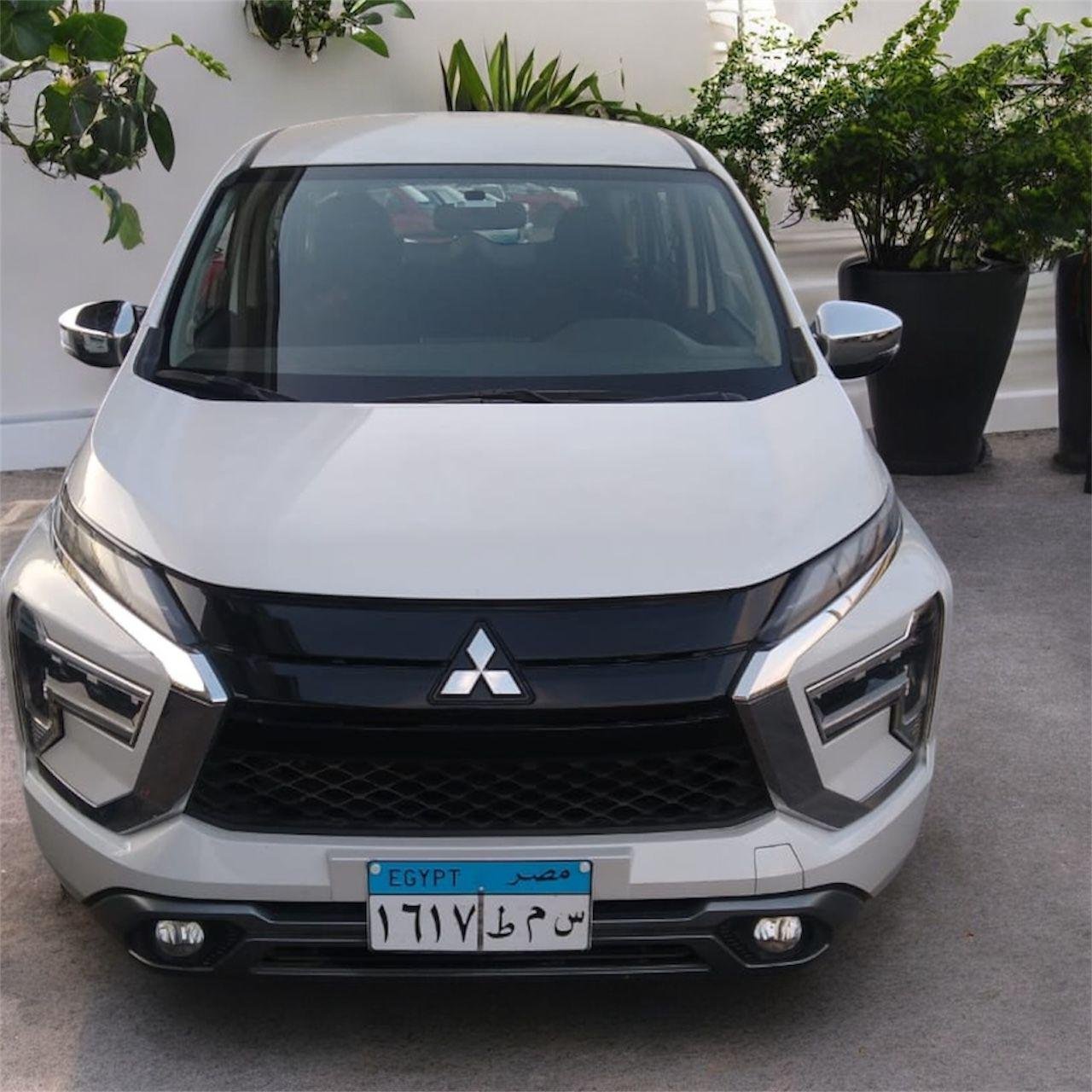 mitsubishi xpander black 10