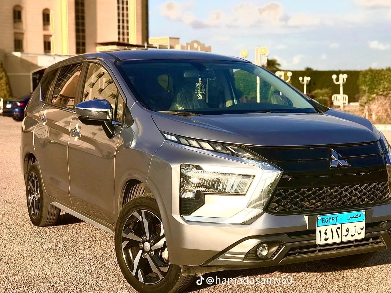 mitsubishi xpander gray 01